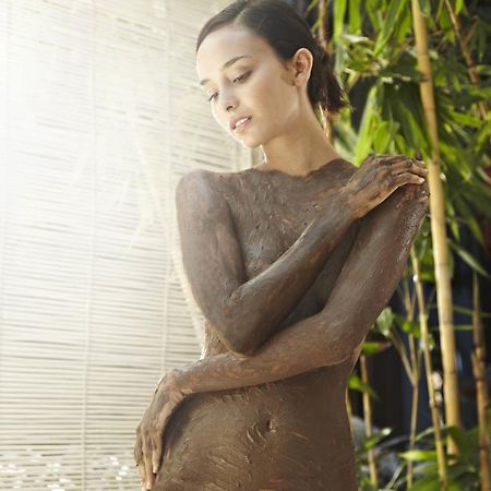 ハード ロック ホテル ゴア カラングート エクステリア 写真 A woman with mud on her body