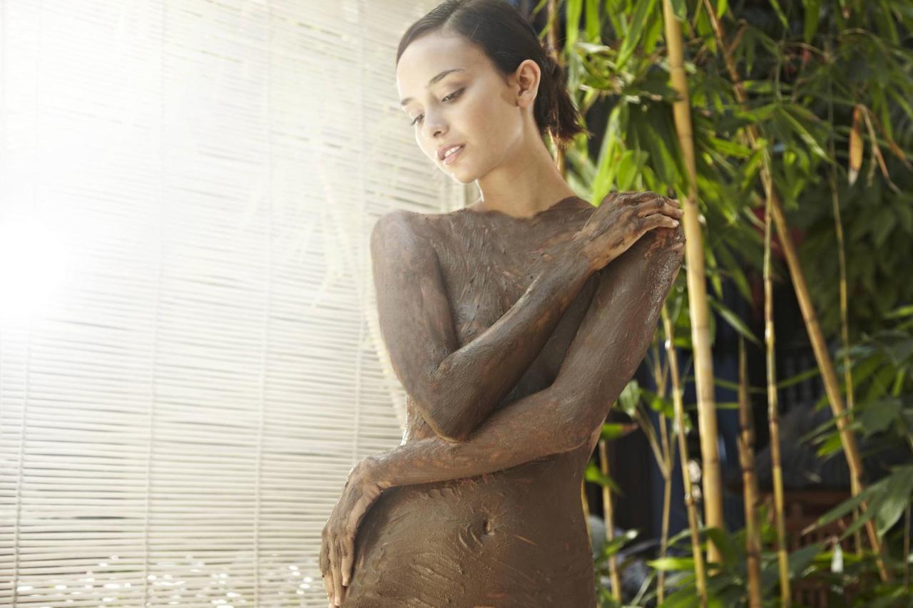 ハード ロック ホテル ゴア カラングート エクステリア 写真 A woman with mud on her body