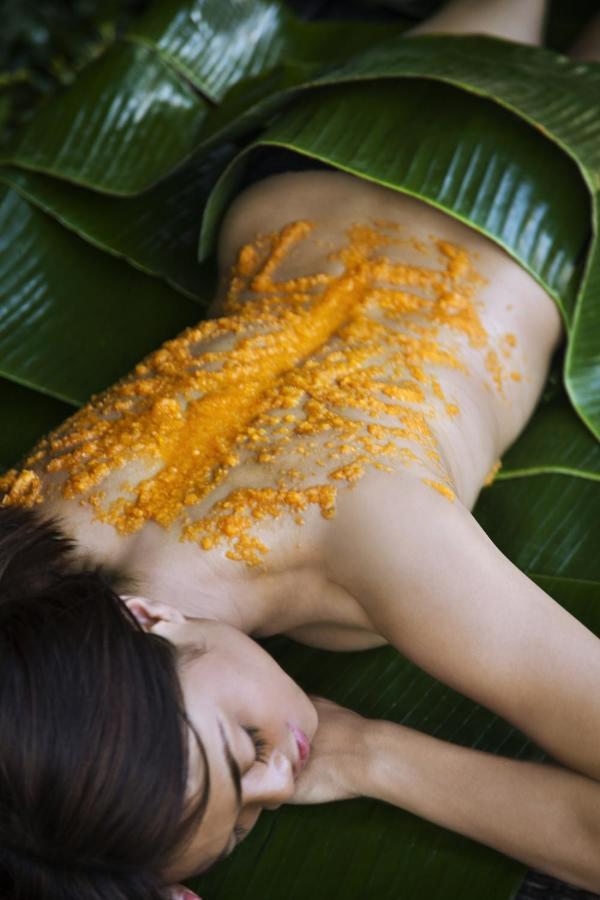 ハード ロック ホテル ゴア カラングート エクステリア 写真 A woman with turmeric applied to her back
