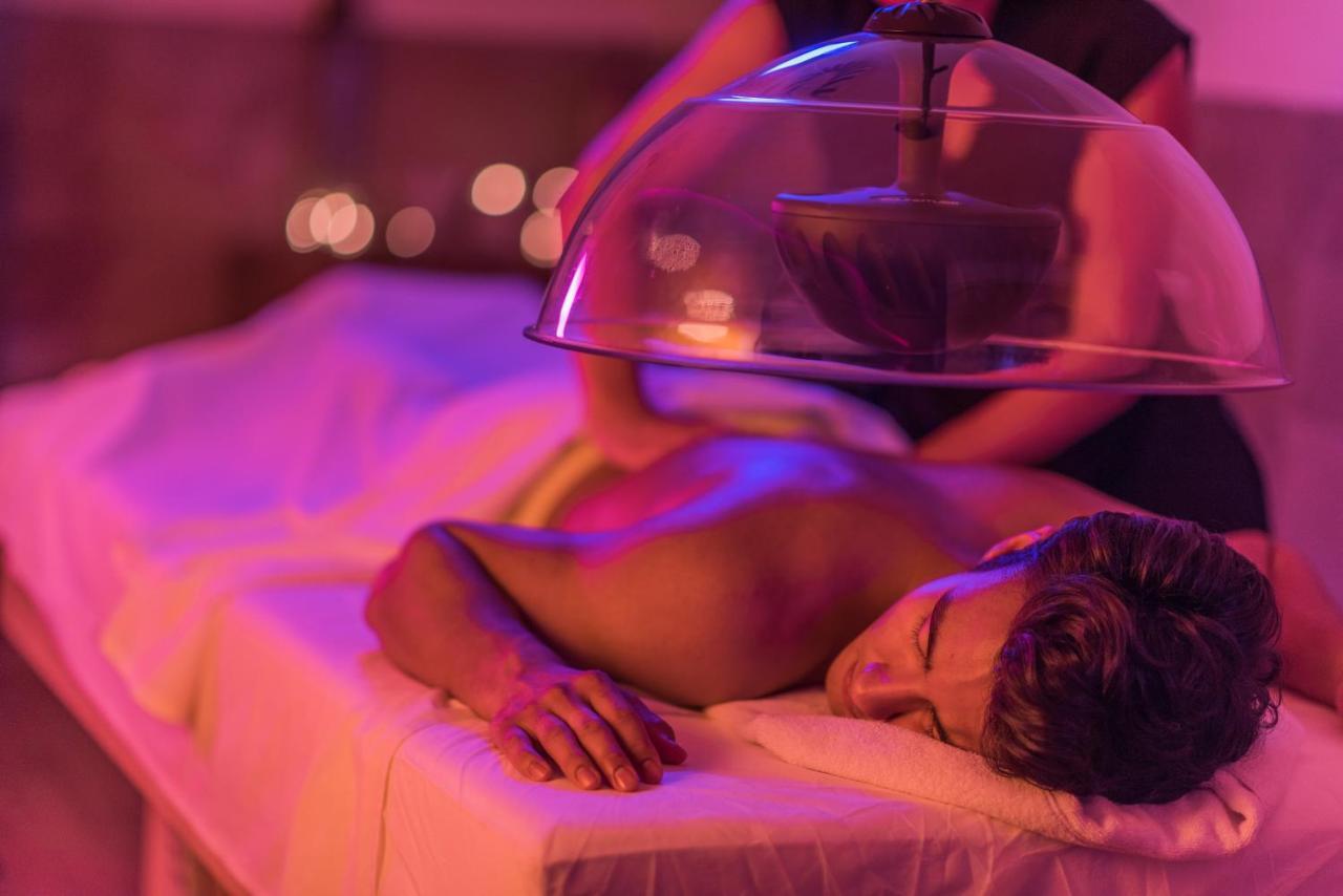 ハード ロック ホテル ゴア カラングート エクステリア 写真 A patient receiving a cupping treatment