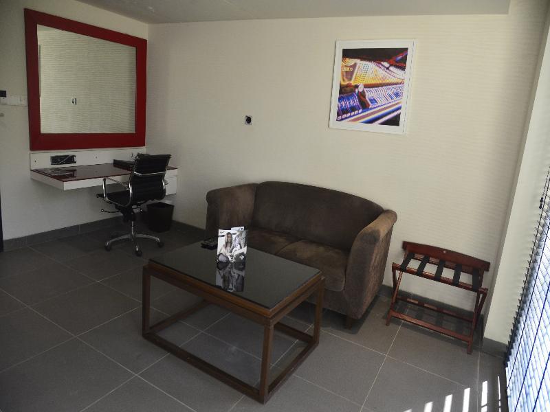 ハード ロック ホテル ゴア カラングート エクステリア 写真 The interior of the airport's VIP lounge