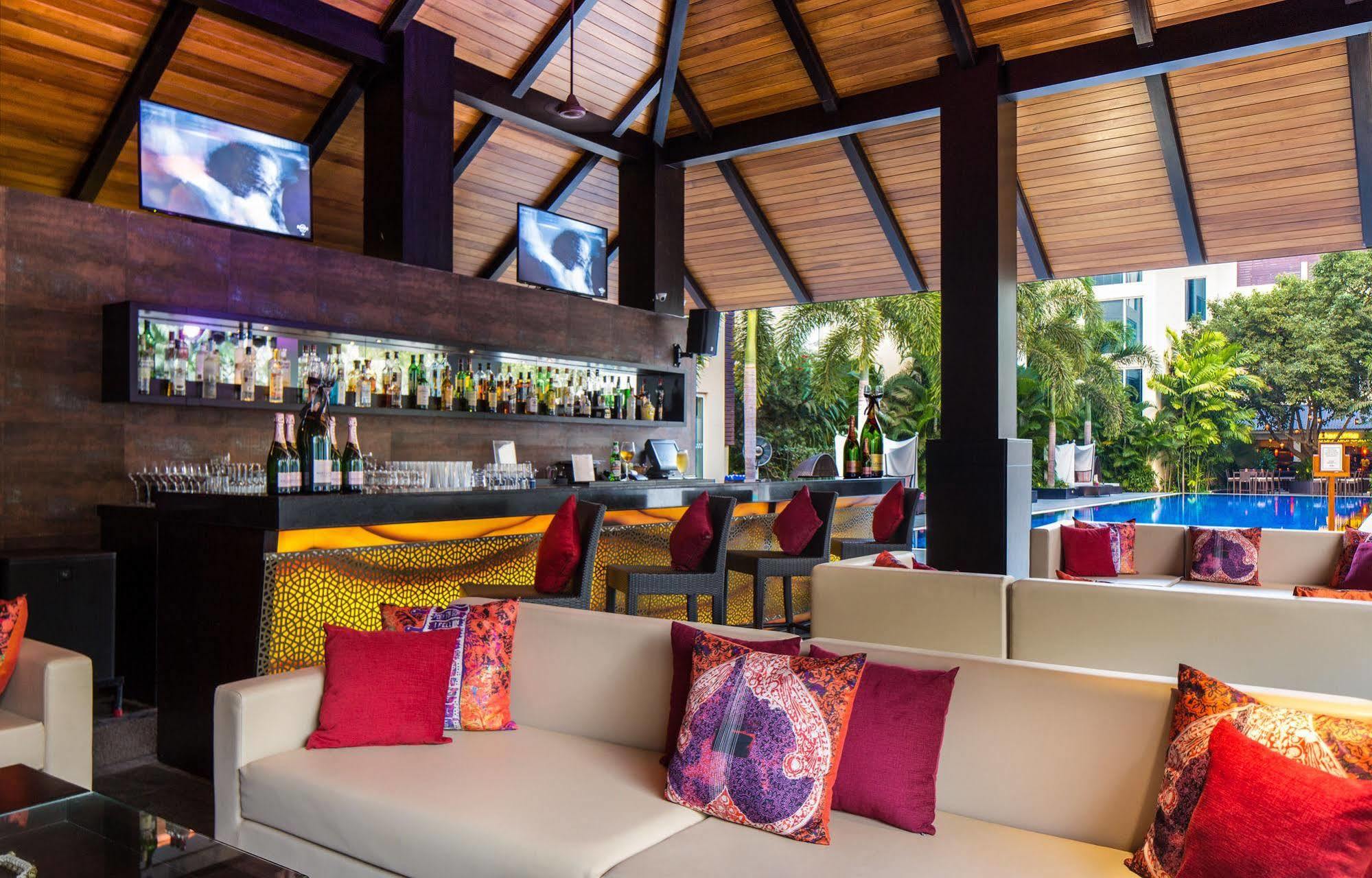 ハード ロック ホテル ゴア カラングート エクステリア 写真 The bar at the pool
