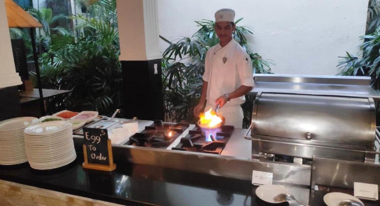 ハード ロック ホテル ゴア カラングート エクステリア 写真 A chef cooking with a blowtorch